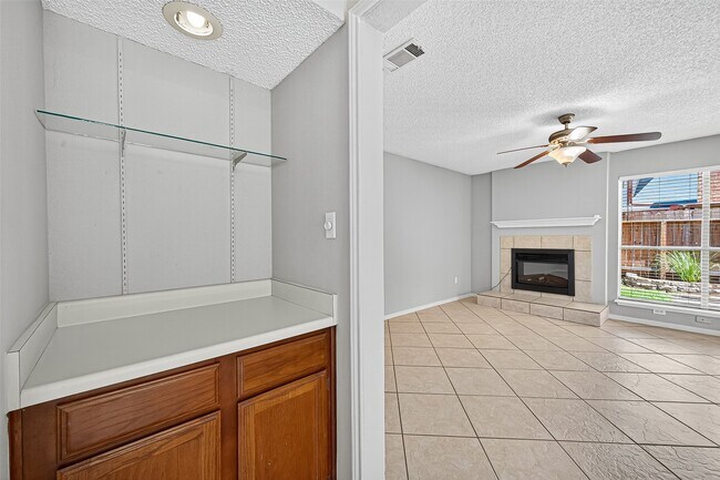 Building Photo - 4650 Glenvillage St