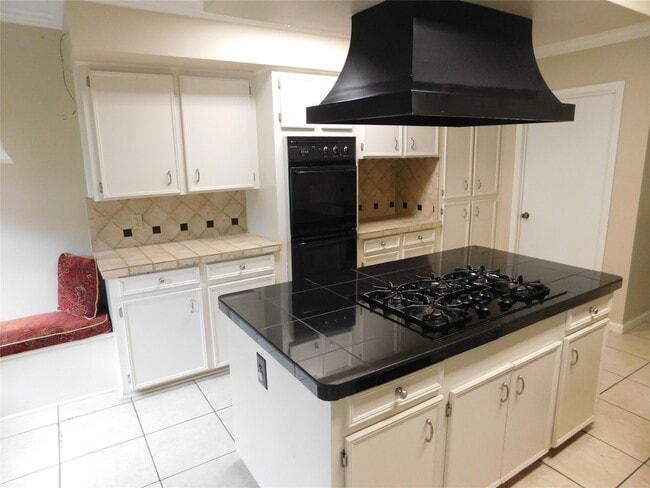 Building Photo - 725 W 42nd St