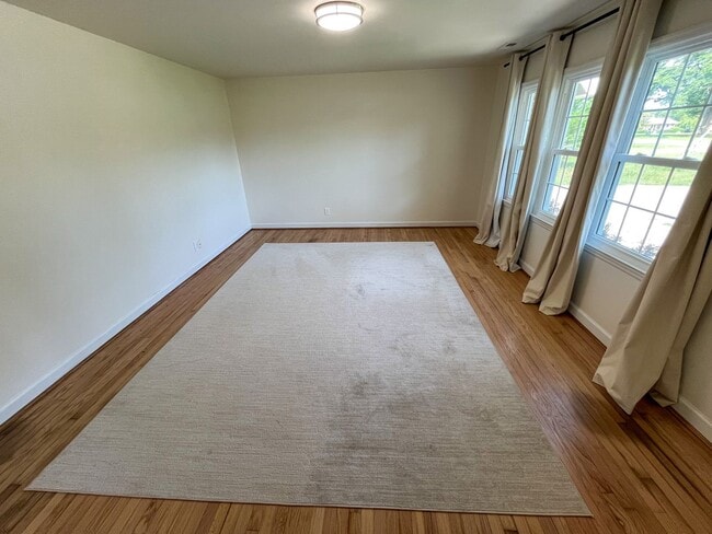 Building Photo - Gorgeous 3 bedroom, 2 bathroom brick home ...