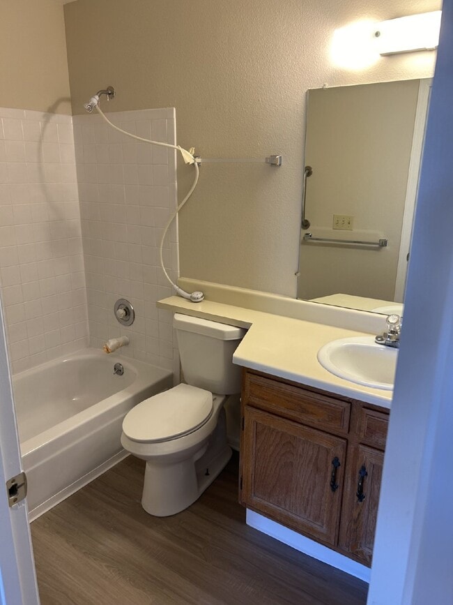 Building Photo - Charming Chestnut Condo!  AVAILABLE NOW!