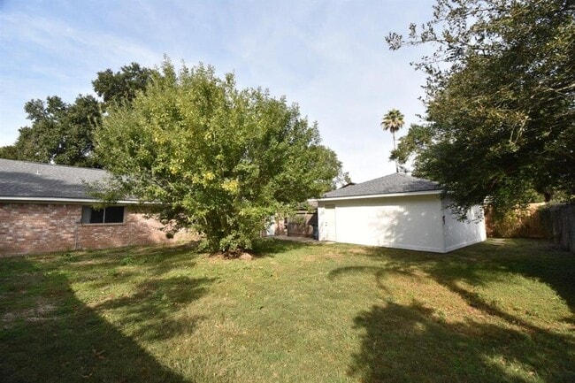Building Photo - 431 Applewhite Dr