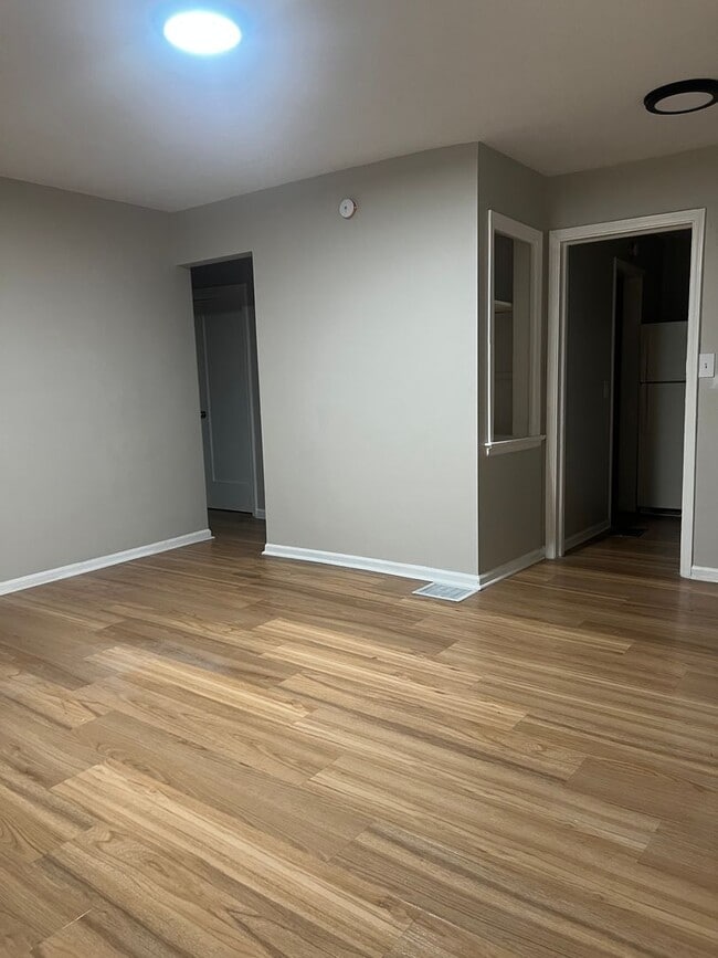 Building Photo - 1468 W 32nd St