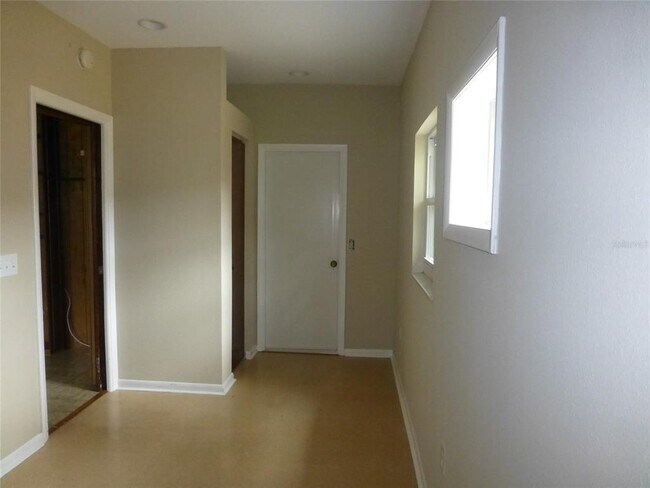 Building Photo - 513 Carolyne St