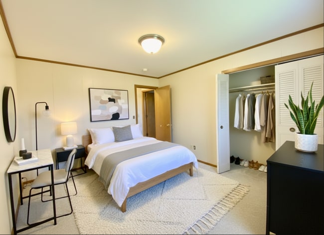 Building Photo - 2 Bed/1.5 Bath Ground floor