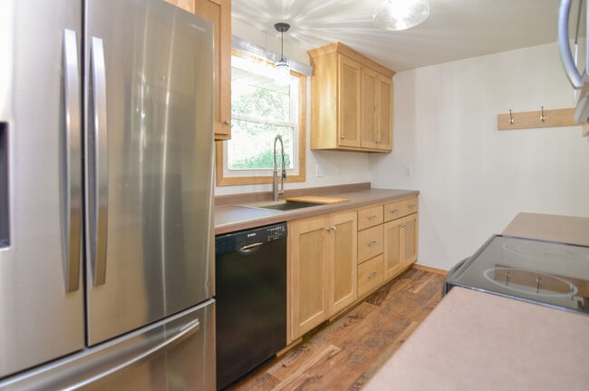 Building Photo - 825 Smits St