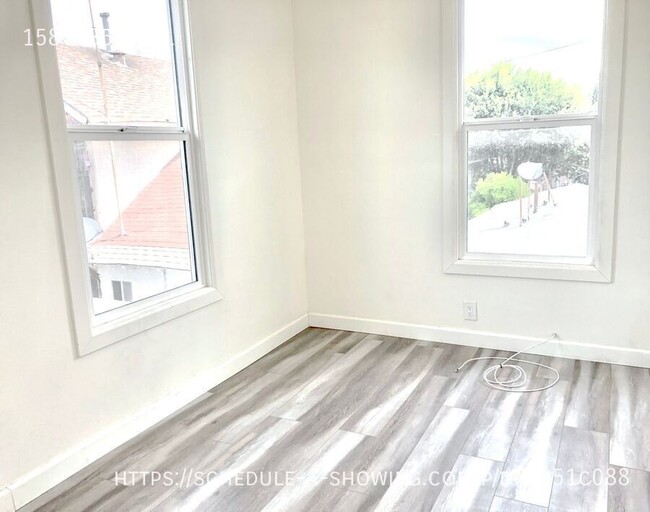 Building Photo - Beautiful updated upper level 1 bedroom +1...