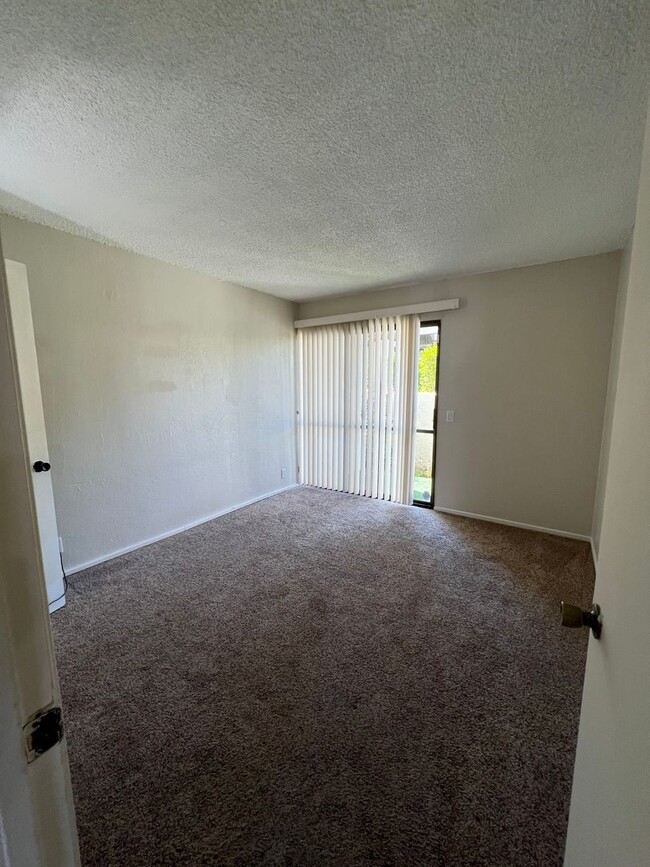 Building Photo - Great 2 Bedroom/2 Bath Lower Level Condo