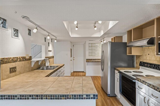 Building Photo - 8903 Trone Cir