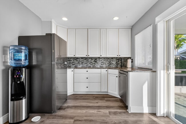 Building Photo - 2010 SW 6th Ave