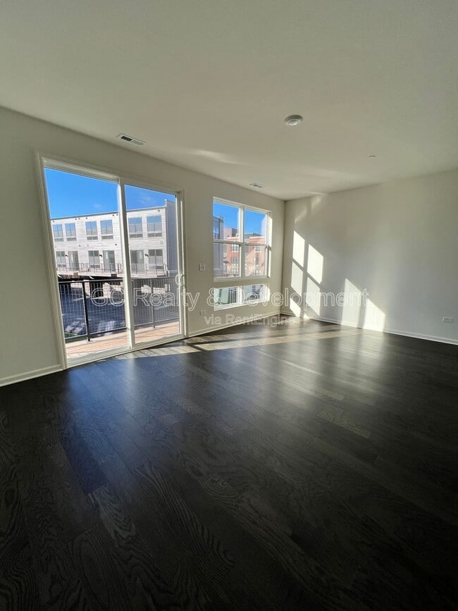 Building Photo - 1265 Lakepointe Dr