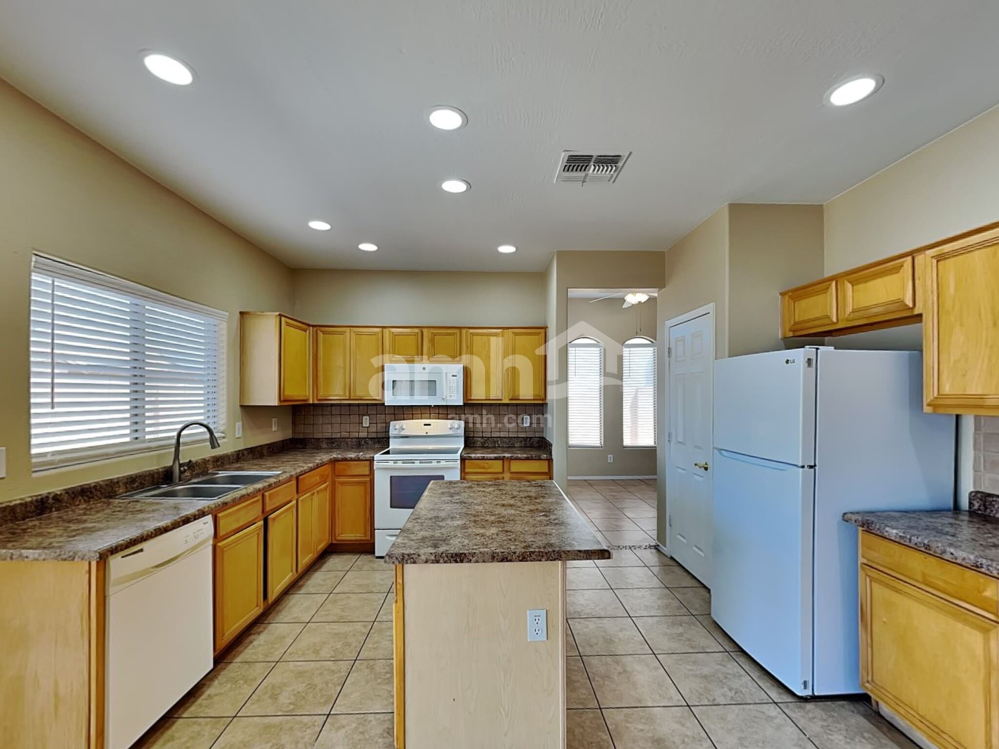 Building Photo - 5202 W Sunland Ave