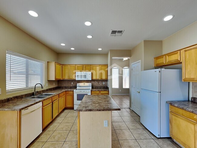 Building Photo - 5202 W Sunland Ave