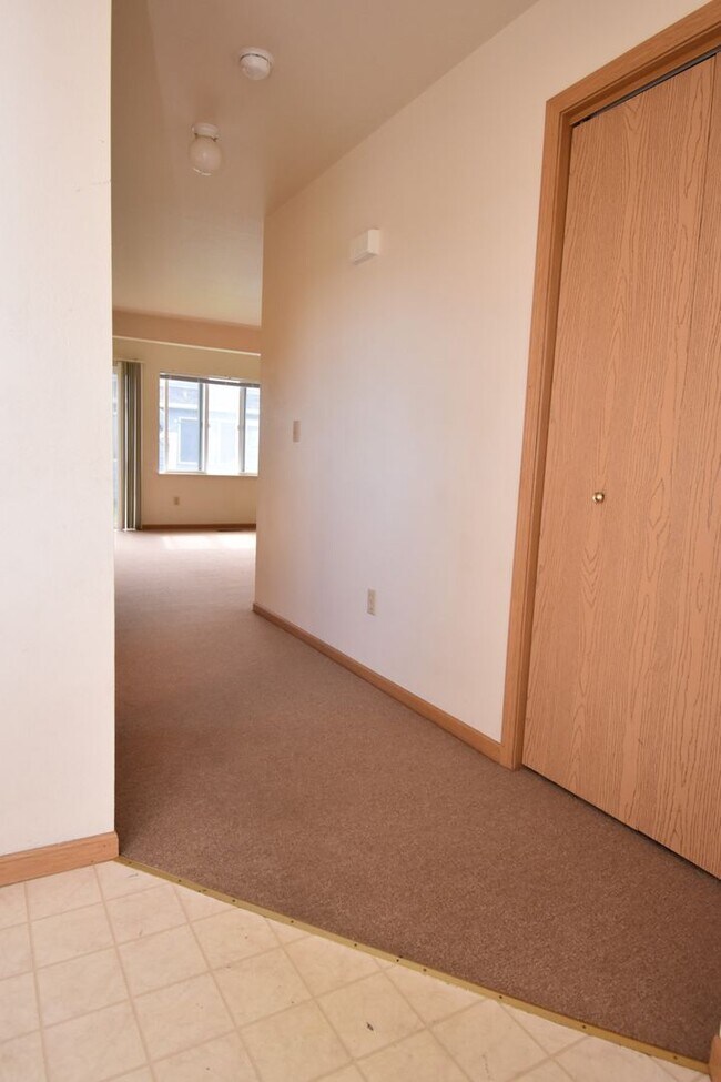 Building Photo - Townhouse-style End unit 3BD, 1.5 BA