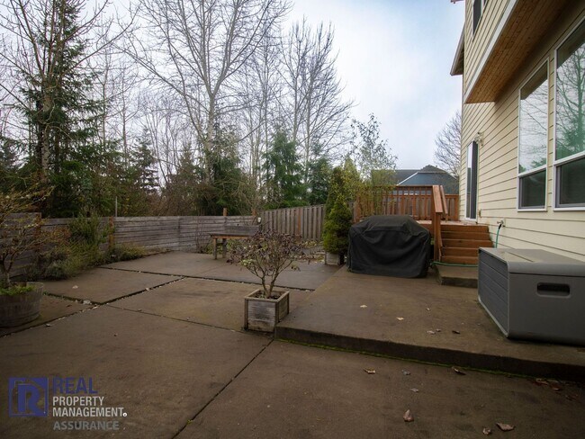 Building Photo - 650 NW Willow Glen Pl