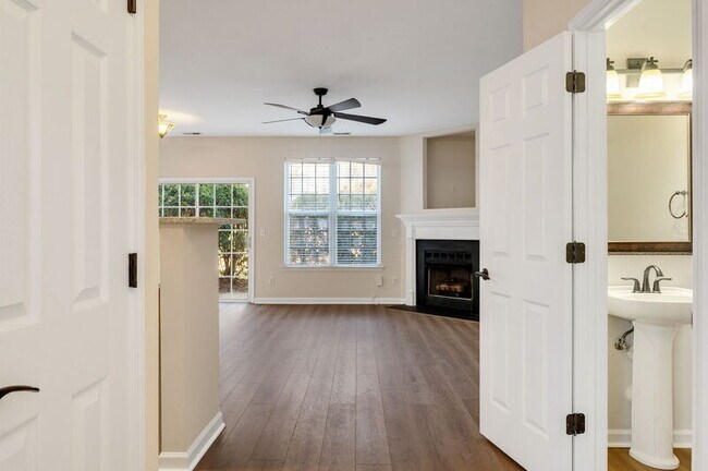 Building Photo - 2204 Valley Haven Dr