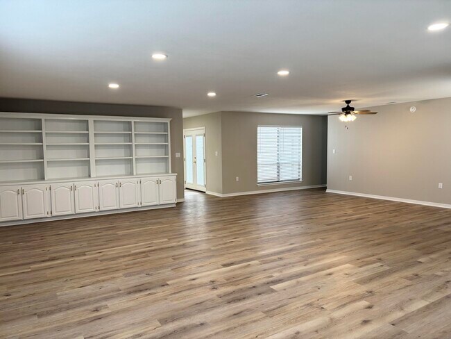 Building Photo - 926 Holbrook Cir