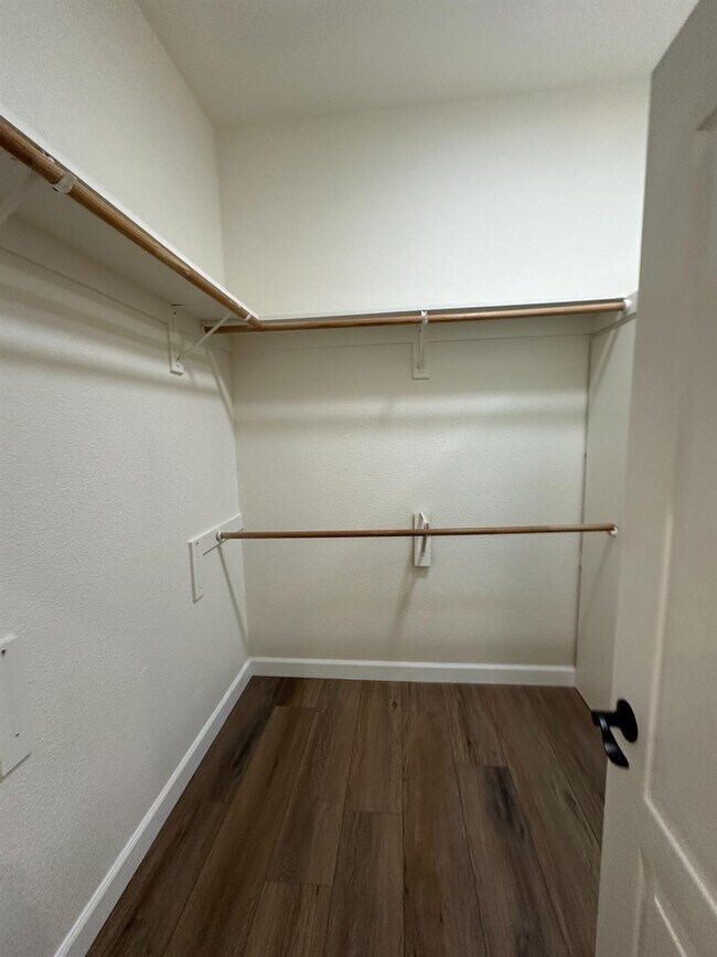 Building Photo - 7026 N Warren Ave