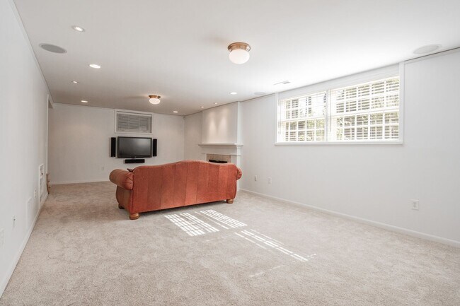 Building Photo - 4527 SW 29th Ave