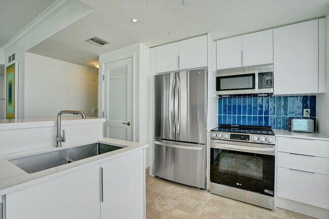 Building Photo - 16 Collins Ave