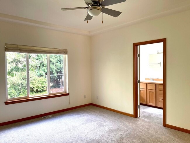 Building Photo - Prime Poulsbo location....3 bedroom rambler with bonus or office