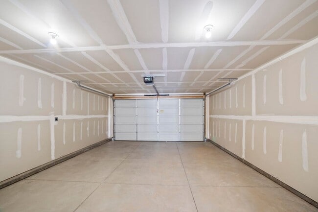 Building Photo - Like new Long Valley Townhome!