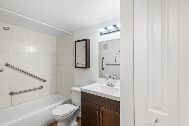 Building Photo - ONE BEDROOM APARTMENT AVAILABLE!