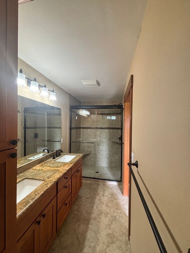 Building Photo - Spectacular Oregon City Single Level