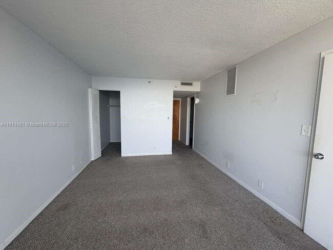 Building Photo - 7601 E Treasure Dr