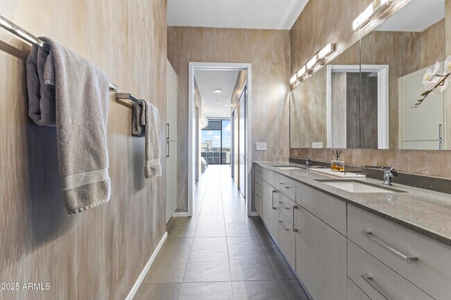 Building Photo - 7180 E Kierland Blvd