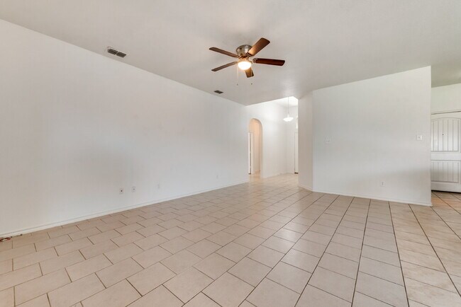 Building Photo - Attractive 4-Bedroom Home in Villages of Eagle Mountain!