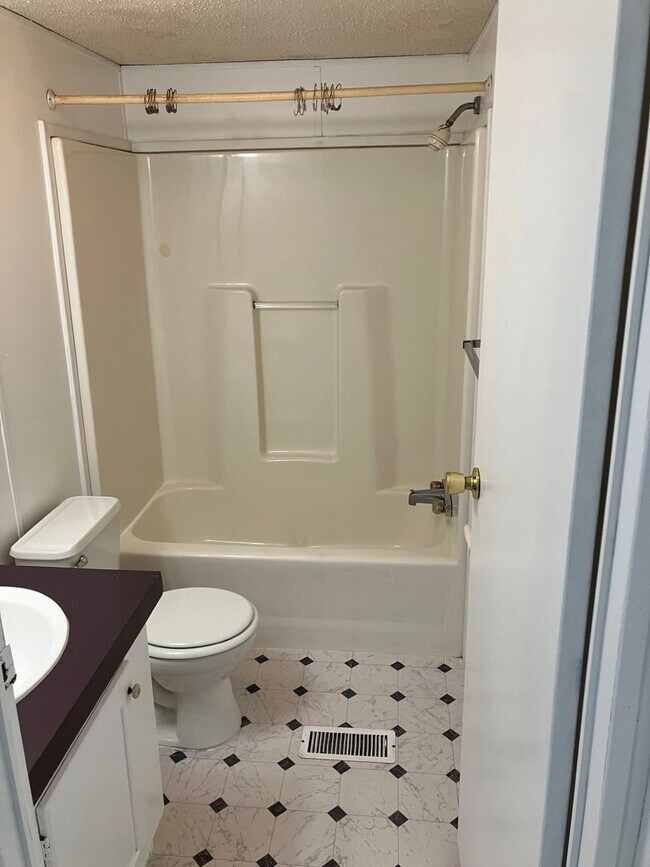 Building Photo - Tall Pine MHP Units 22-30