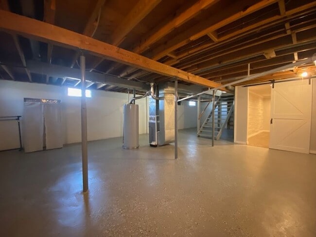 Building Photo - Welcome to this charming 3-bedroom, 1-bath...