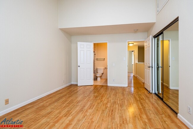Building Photo - Lovely Townhouse | Private Outdoor Space