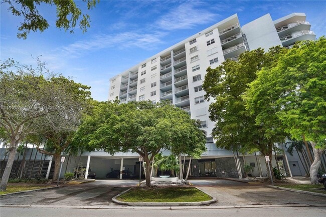 Building Photo - 6900 Bay Dr