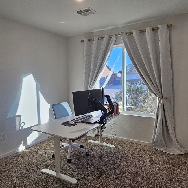 Building Photo - Solar home for Rent!