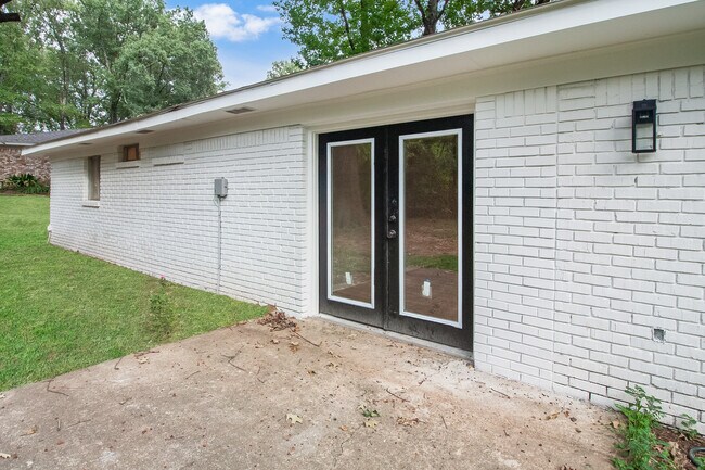 Building Photo - 1027 Tanglewood Dr
