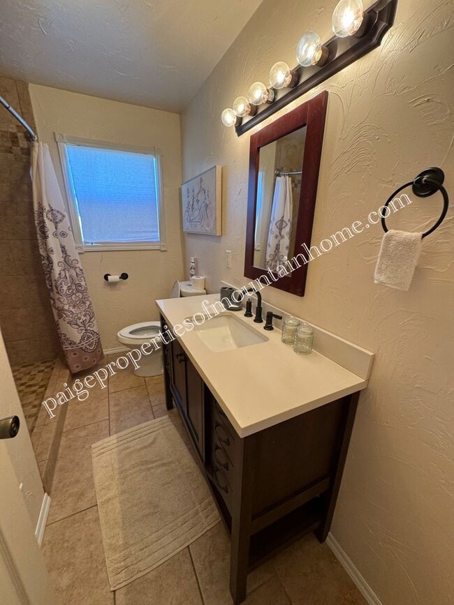 Building Photo - Charming 3-Bedroom Home