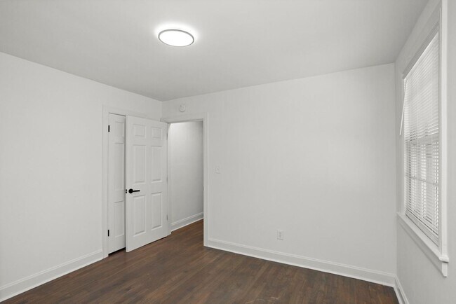 Building Photo - 1001 Horseshoe Dr