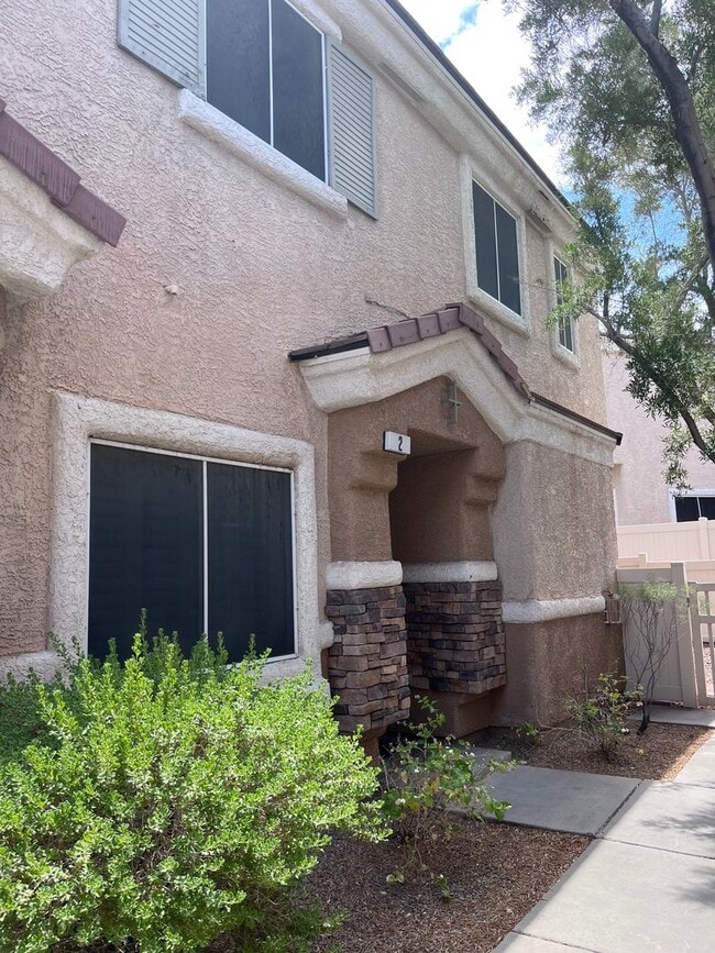 Primary Photo - Henderson - 3 Bedroom Townhome w/2 car garage