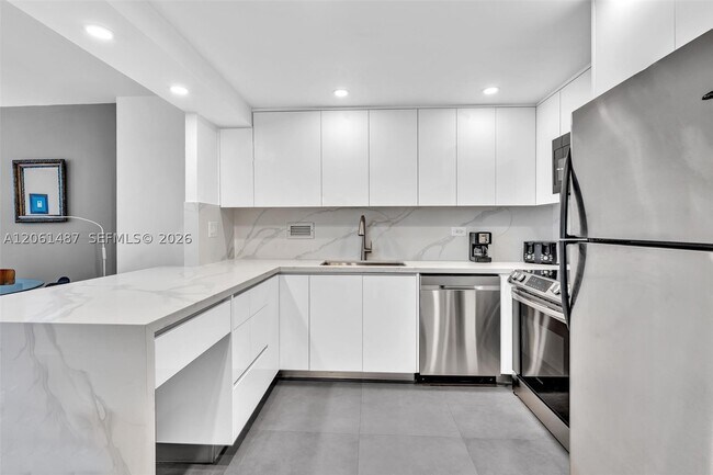 Building Photo - 2301 Collins 1543