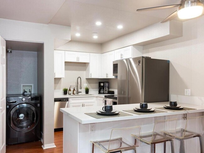 Building Photo - Spacious 2 BD/2BA, condo available for ren...