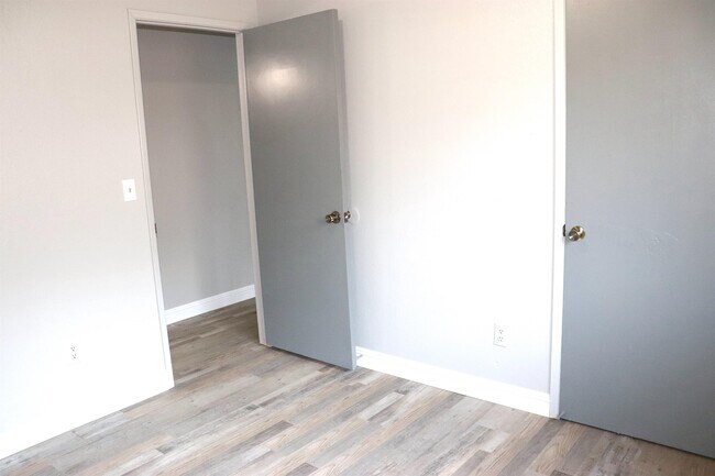 Building Photo - 400 S Crawford Ave