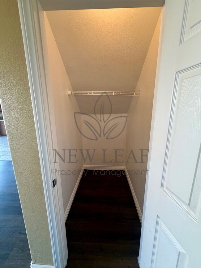 Building Photo - 4 bedroom 3bath 3 car garage in Victorville