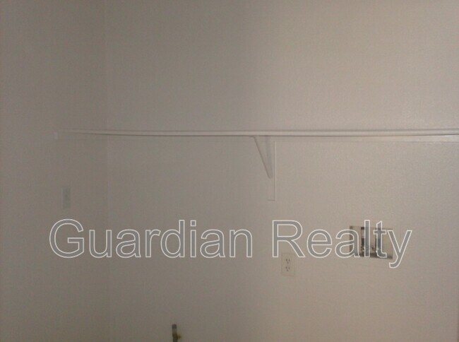 Building Photo - 5922 Hilmont St