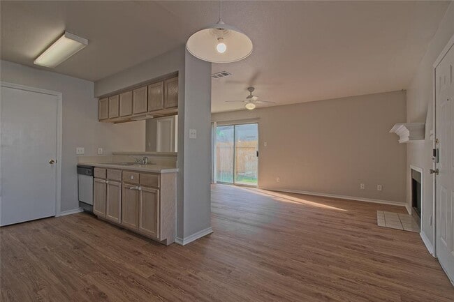 Building Photo - 2211 Creekside Ln