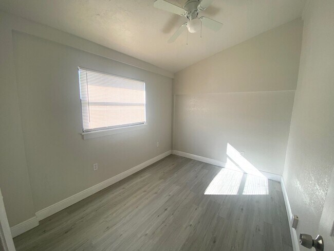 Building Photo - 1006 13th Ave W