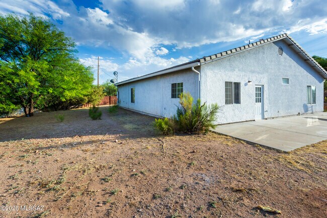 Building Photo - 392 Falcon Ct