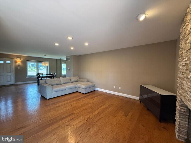 Building Photo - 343 Basswood Cir
