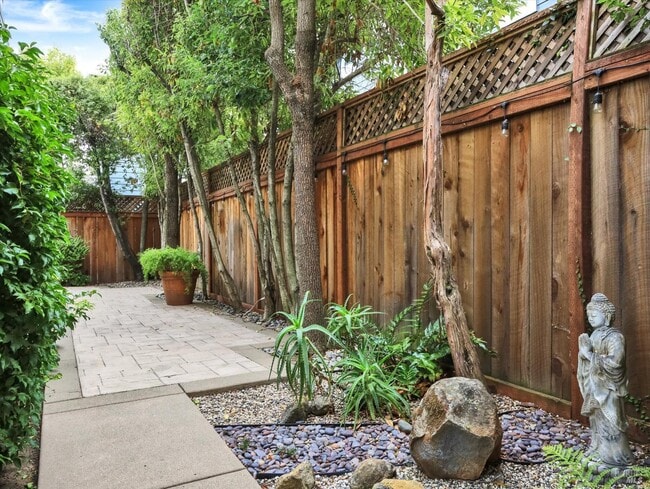 Building Photo - 128 Baypoint Dr