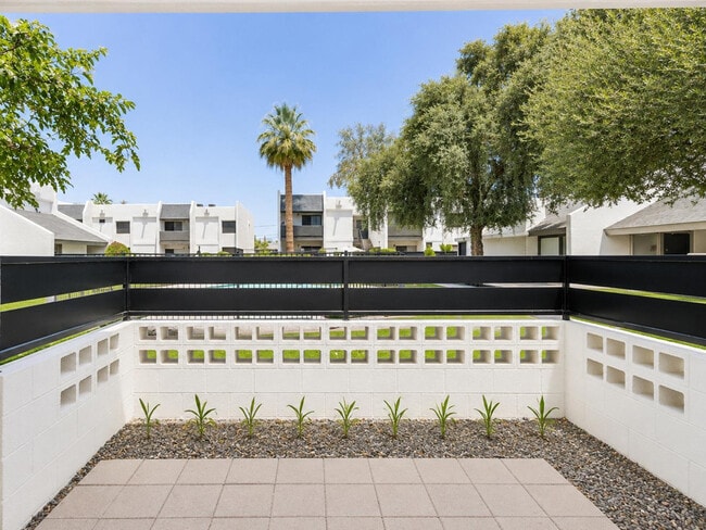 Building Photo - 302 E Monte Vista Rd